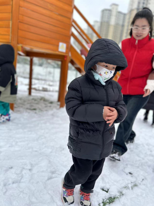 拥抱初雪 满园同乐 — 河北省保定市高新区幼儿园中三班玩雪活动