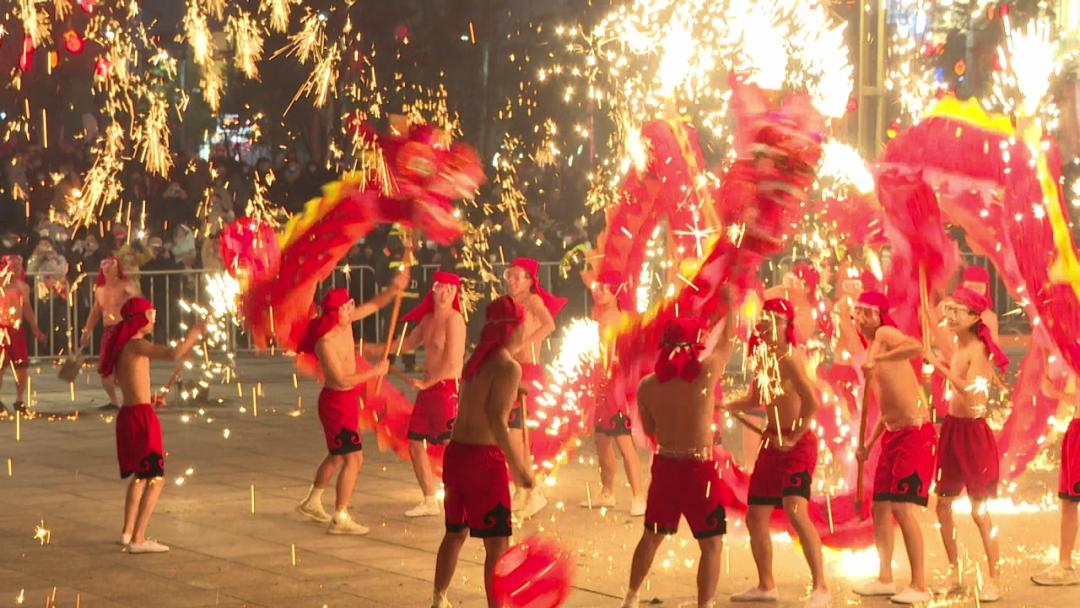 “成都街头走一走，天府画卷迎新年”这，就是天府新区过年的模样