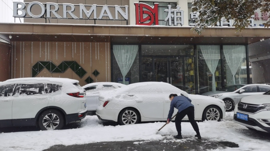 风雪返乡路上，湖北柏曼酒店暖心服务解决旅人春运出行困难