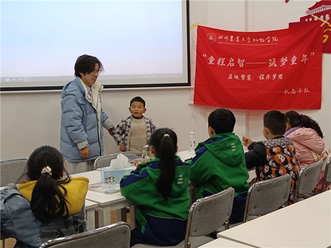 童程启智再出发，川农学子来到石马社区开展公益课堂