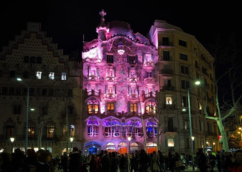 巴特罗之家(Casa Batllo)点亮紫色庆祝国际妇女节