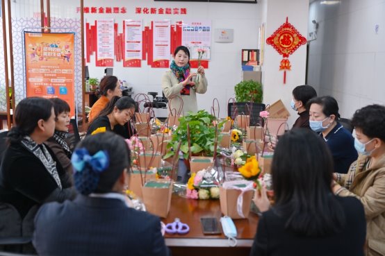 建行邯郸鑫鑫支行举办劳动者港湾插花活动