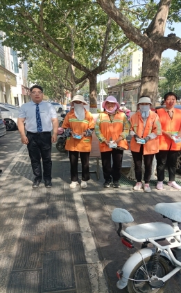 建行武安南小区支行开展劳动者港湾志愿活动